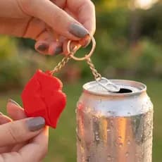 Chaveiro Abridor de Latas Beijinho Protetor de Unhas Compridas Moda Novidade