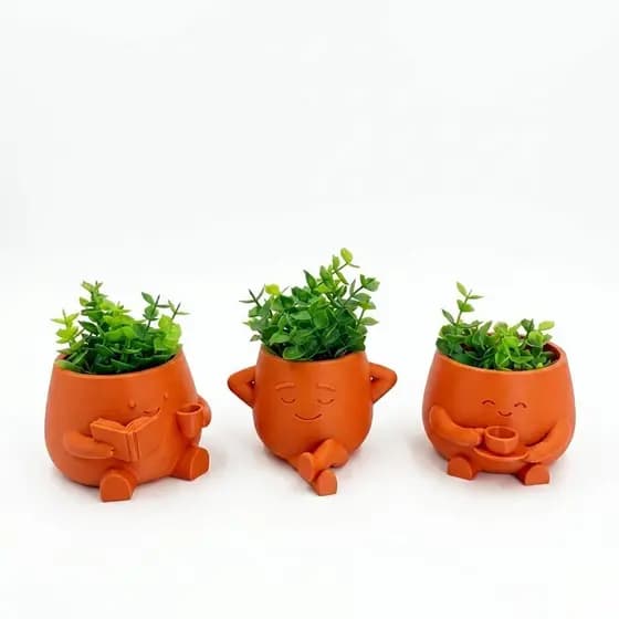 Kit 3 Vasos Decorativos Laranja com Personagens Relaxando e Plantas Artificiais Inclusas