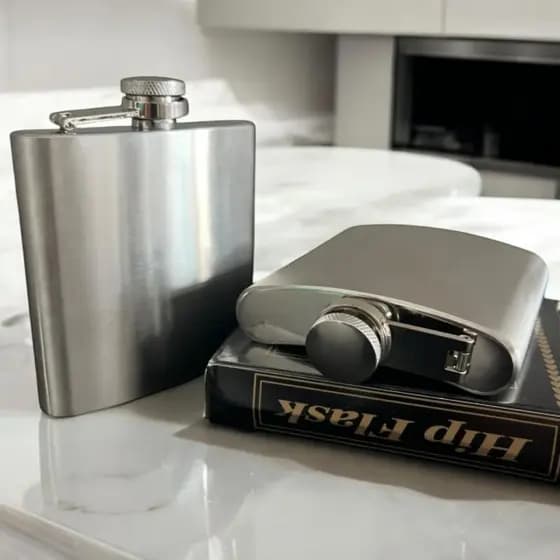 Cantil Porta Bebidas De Bolso Inox Copo Baixo Giratório De Vidro Com Base Inox Whisky Vodka Rum