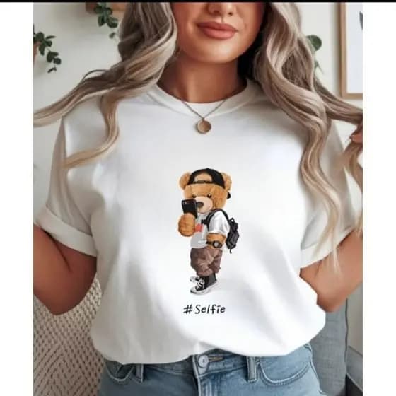 Camiseta Feminina Urso Streetwear Estampa Exclusiva Mão no Bolso