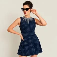 Vestido de Poá Vintage Moda Evangélica Midi Retrô Vintage com Gola de Pedrarias Forrado ACG