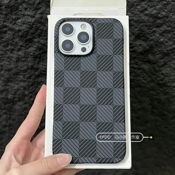 Capa para iPhone 17 16 15Pro/ProMax com textura de fibra de carbono, capa rígida de cobertura parcial, anti-queda.