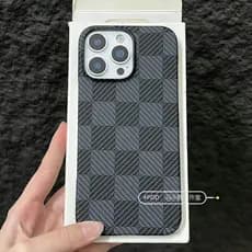 Capa para iPhone 17 16 15Pro/ProMax com textura de fibra de carbono, capa rígida de cobertura parcial, anti-queda.