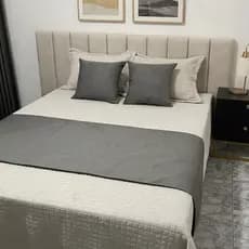 Kit Peseira Decorativa + 2 Capa de Almofada Linho Cama Casal Queem King
