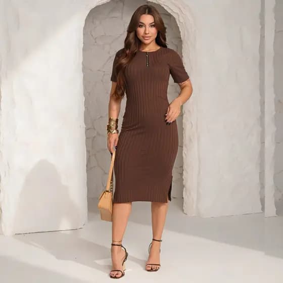 Vestido Midi Marrom Canelado Feminino Justo Manga Curta Tubinho Casual Elegante com Fenda Lateral