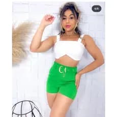 Um cropped com alça elástica e detalhe amarrado nas costas leva bojo