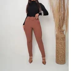 CALÇA SKINNY POP COM CINTO FIXO NA PEÇA
