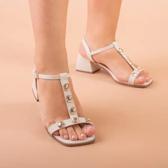 Sandália Feminina Salto Bloco Médio Metal Bold Enfeite ABS Confortável Casual