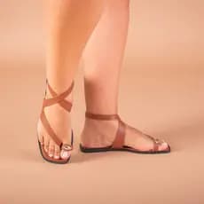 Sandália Rasteira Feminina Dedo Bico Quadrado Tira Cruzada Aplique Metalizado Flat Confortáve Casual