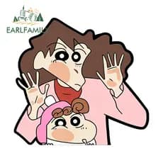 EARLFAMILY Crayon Shin-chan Espreitando Adesivos De Carro Oclusão Criativa Scratch Campervan Prancha De Surf Capacete De