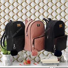 Bolsa Mochila feminina de Couro Sintético Bolsas femininas de moda *CHAVEIRO POMPOM OPCIONAL*