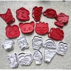 KIT SANRIO - 16 CORTADORES BISCOITO  - TURMINHA HELLO KITTY - 6,5cm