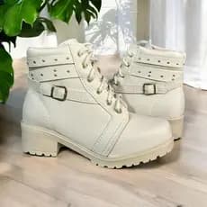 Bota Coturno Feminino Cano Baixo Detalhe Fivela Aplique Salto Baixo Bloco Grosso Tratorado Confortável Macio Estilosa