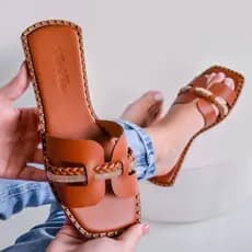 Sandália Feminina Rasteira Marrom com Detalhe Trançado e Brilho Elegância-Conforto para o Dia a Dia