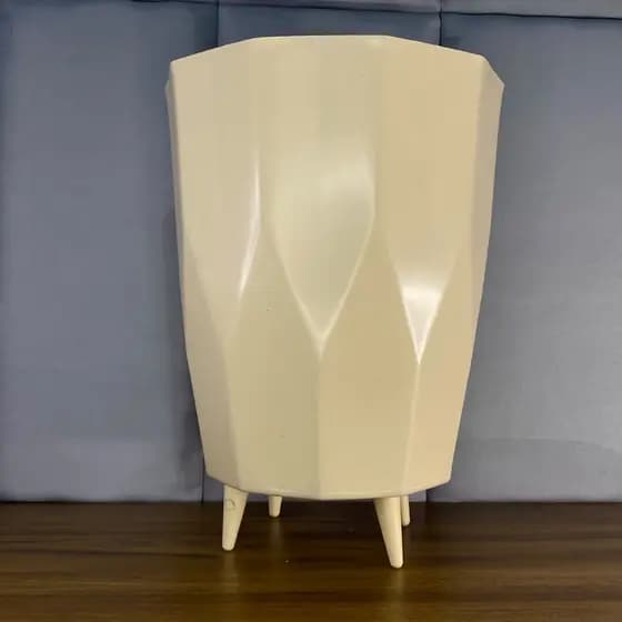 Vaso Planta Decorativo Cachepot Polietileno Coluna Facetada 34x24 com Pé
