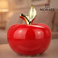 Enfeite maçã decorativa 14cm em cerâmica vermelha com topo dourado. Elegante e moderno.