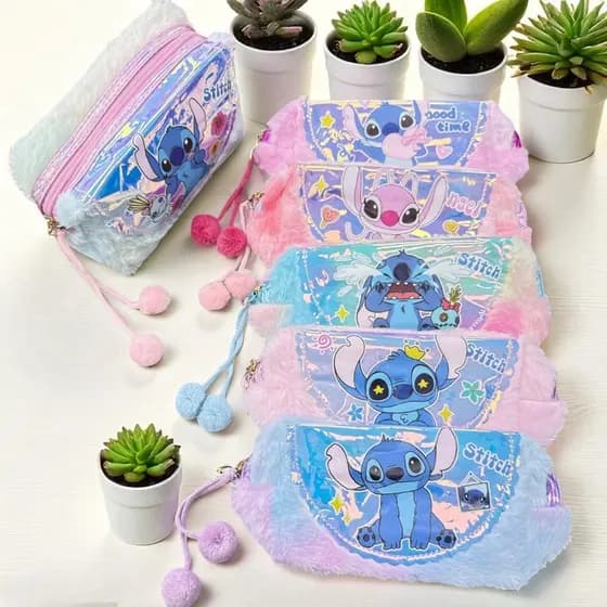 Estojo/ Nécessaire de pelúcia, com variações de cor/estampa.