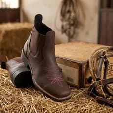 Bota Country Feminina Bordada Confortável Texana Cano Curto Elástico Estilo Agro Rodeio + Relógio Digital Moderno Kit