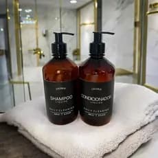 Kit 2 Dispensers Âmbar 500ml com Válvula Pump | Para Shampoo e Condicionador | Dispenser para Banheiro | Minimalista