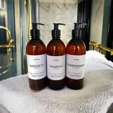 Kit com 3 Dispensers Âmbar de 500ml com Válvula Pump – Ideal para Sabonete, Shampoo e Condicionador | Estilo Minimalista