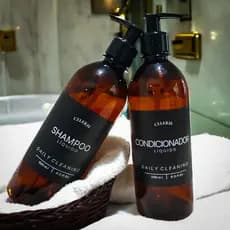 Kit 2 Frascos Âmbar 500ml com Válvula Pump | Shampoo e Condicionador | Dispenser Minimalista para Banheiro