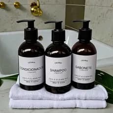 Kit Viagem 3 Frascos 250ml Âmbar com Pump | Shampoo Condicionador Sabonete Líquido Organizador de Banheiro
