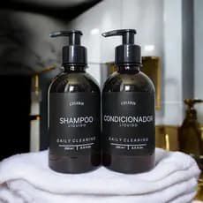 Kit Viagem 2 Frascos PET Âmbar 250ml com Pump | Shampoo e Condicionador | Prático e Reutilizável