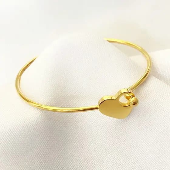 Bracelete de aço inox / Banho dourado, Coração vazado e bolinha