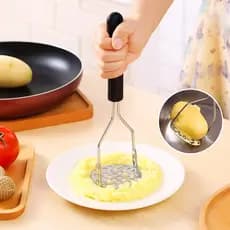 Amassador Espremedor Manual De Batatas E Legumes em Aço Inox Com Cabo Plástico prático de uso