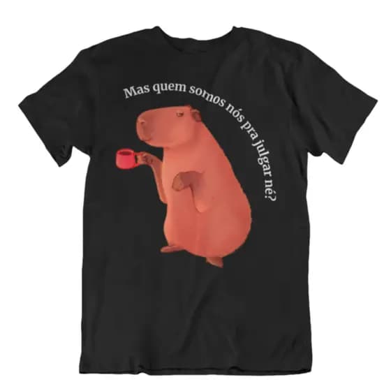 Camiseta Capivara ''Mas quem somos nós pra julgar ne? Capybara meme fofa Unissex Camisa 100% Algodão.