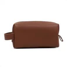 Necessaire Feminina 100% em Couro Legítimo Forro Impermeável Fechamento Zíper Com Alça De Mão Espaçosa Para Viagem.