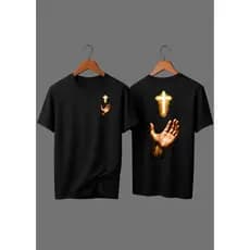 T-Shirt Unissex Cruz e Mão – Estampa Cristã Impactante
