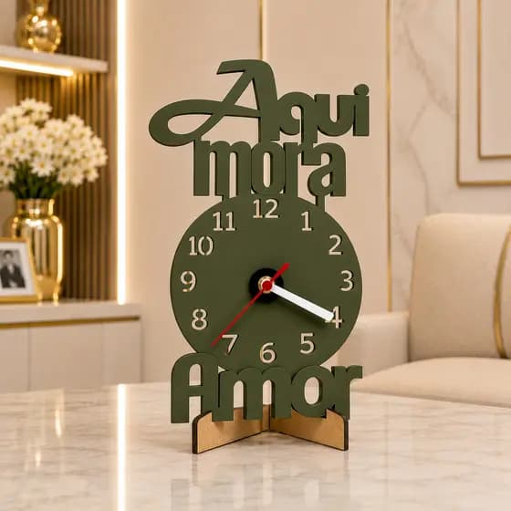 Relógio Decorativo Criativo com Frase Aqui Mora Amor