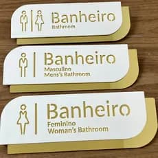 Placa de Sinalização Banheiro Em Acrílico Com Tradução  Design Sofisticado e Moderno