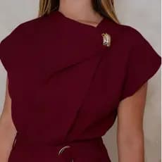 BLUSA FEMININA COM ACESSORIO NO peito atras com botao TECIDO MARRANTE