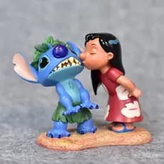 Merchandising de animação de desenhos animados Lilo & Stitch, figura decorativa do Stitch em cena de beijo.