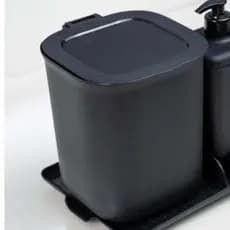 Lixeira Preta com Tampa 2,5 Litros – Solução Compacta e Estilosa para Diversos Espaços