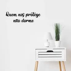 Aplique Frase Quem Nos Protege Decorativa Auto Colante em PET Preto