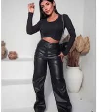 Calça Wide Leg Feminina Cintura Alta Couro Fake Preta Pantalona Retrô Moda Gringa Blogueira Balada
