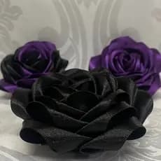 Rosa de cabelo presilha - Preto, Roxo e Bicolor: Preto/Roxo de Cetim.