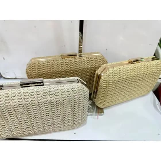 Bolsa de mão de material de palha para mulheres, com corrente de ferro para usar à tiracolo.
