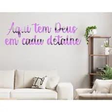 Frase Decorativa Aqui tem Deus em cada detalhe Acrílico Rose Gold/ Dourado/ Prata/ Lilás