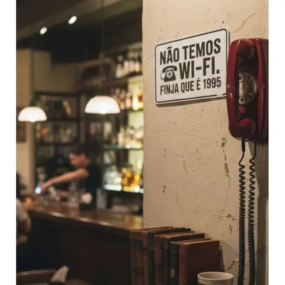 Placa Decorativa Retrô "Não Temos Wi-Fi - Finja que é 1995"