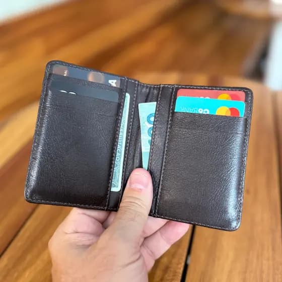 Carteira Masculina em Couro Legítimo Slim com sistema Antifurto RFID Compacta Elegante Durável Coffee