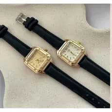 Relógio dourado inspiração CT quadrado com pulseira tipo couro preto