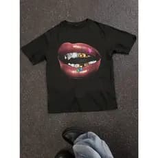 Camiseta Oversized Casual Minimalista com Estampa de Lábios Caimento Solto para Mulheres Algodão