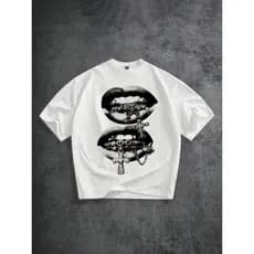 Camiseta Oversized De Manga Curta Branca Com Estampa De Lábios Desgastados Cinza , Strass E Cruz, Streetwear