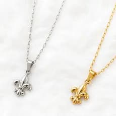 Colar Semijoia Letras (Flor de Lis) | Banhado a Ouro ou Prata