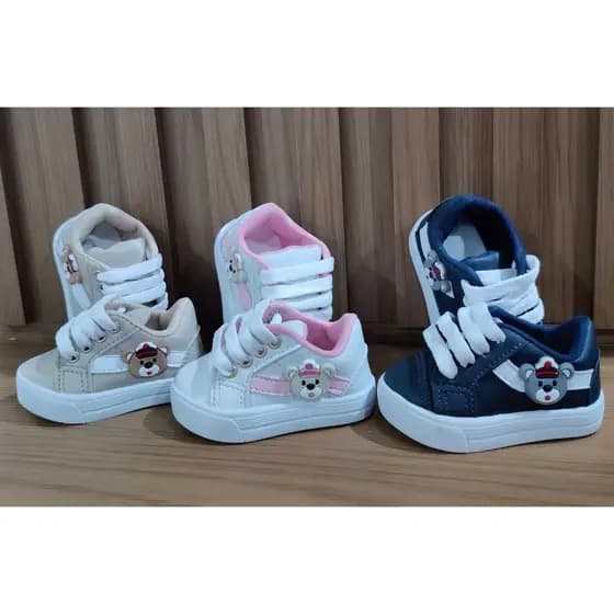 Tênis infantil de bebe bege azul ou rosa com detalhe branco enfeite urso marinheiro estiloso casual menino ou menina