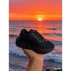 Sapatos pretos novos, versáteis e adequados para uso casual na escola.